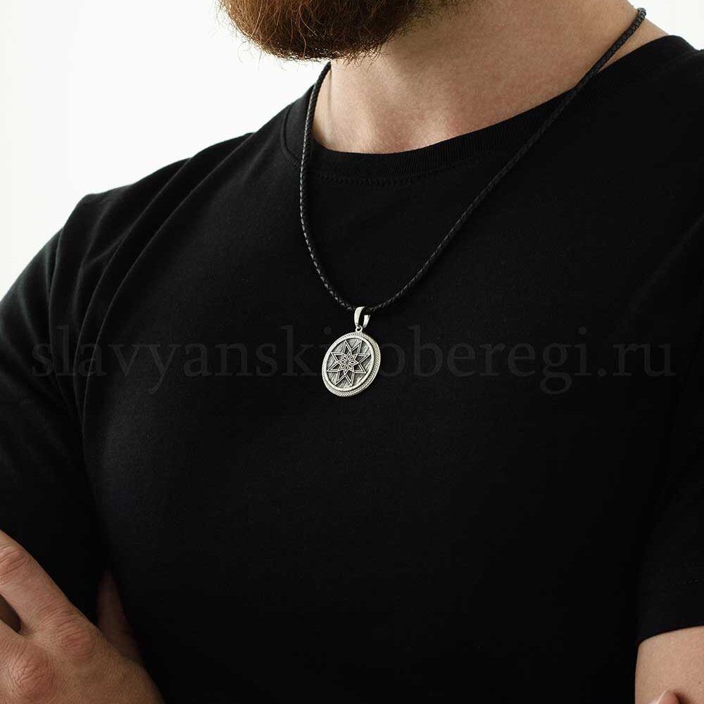 Оберег Алатырь на теле модели, детализация.